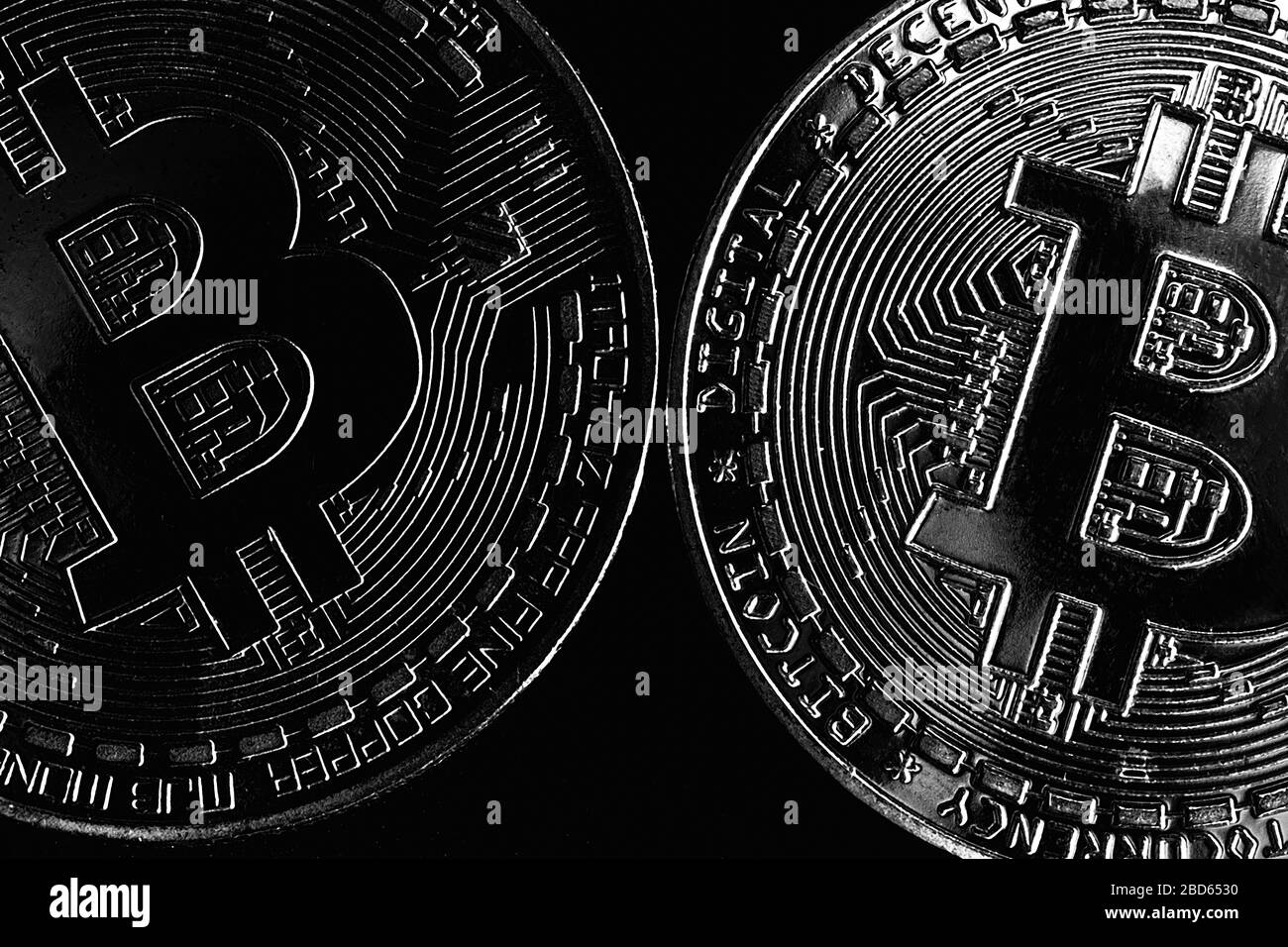 Bitcoin auf schwarzem Hintergrund. Foto in der dunklen Taste. Makrofoto. Stockfoto