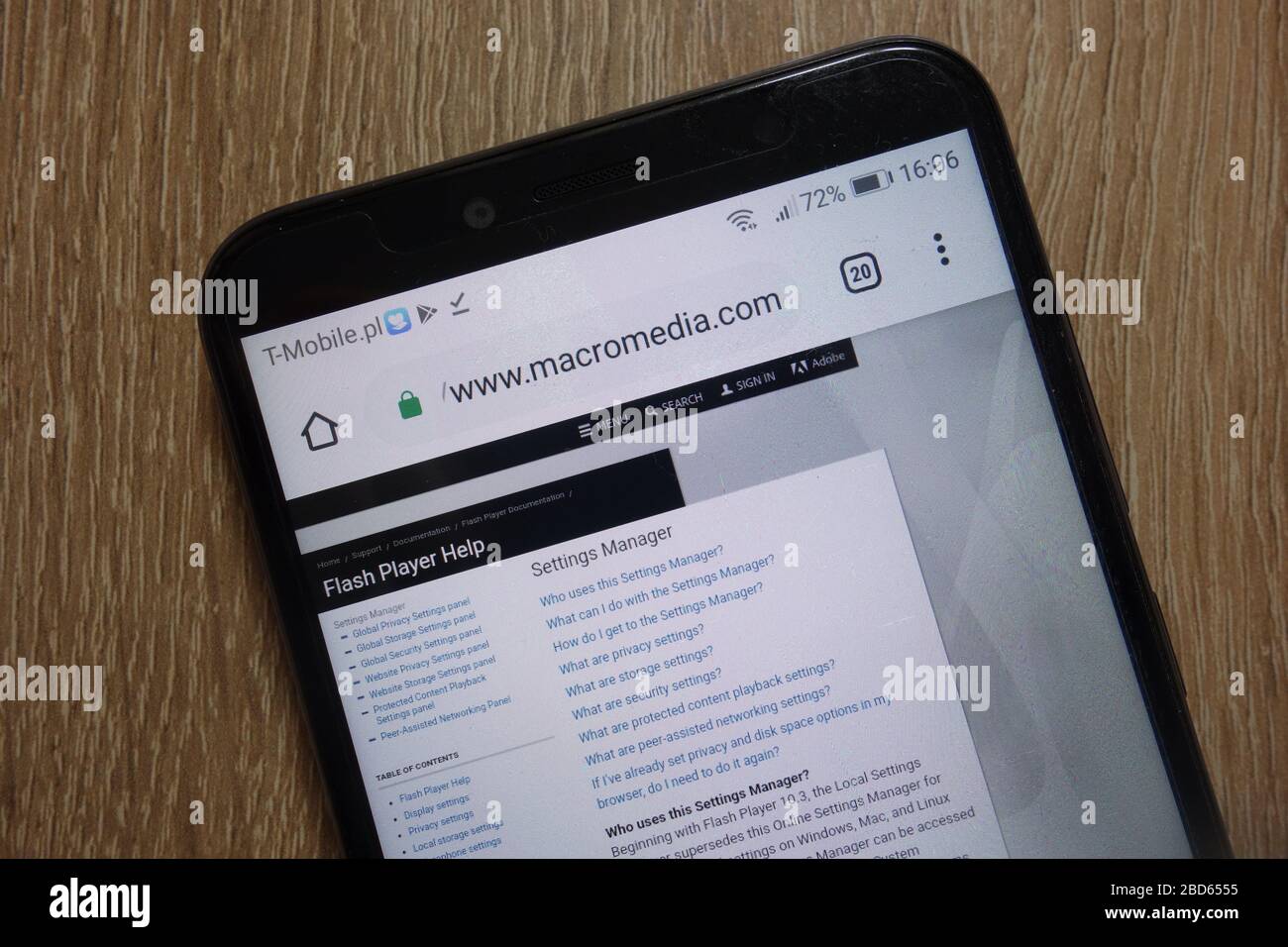 Macromedia Website (www.macromedia.com) auf dem Smartphone angezeigt Stockfoto