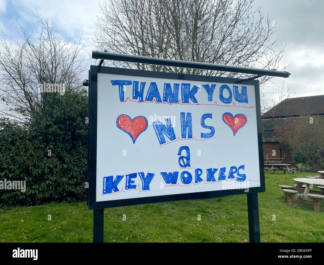 LONDON, Großbritannien - 4. April 2020: Ich danke Ihnen, dass NHS Healthcare eine handgezeichnete Botschaft hat Stockfoto