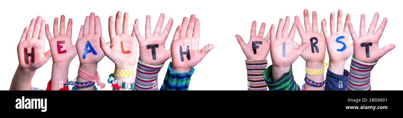 Kinder Legen Zuerst Die Hand, Um Word Health Zu Bauen, Isolierter Hintergrund Stockfoto