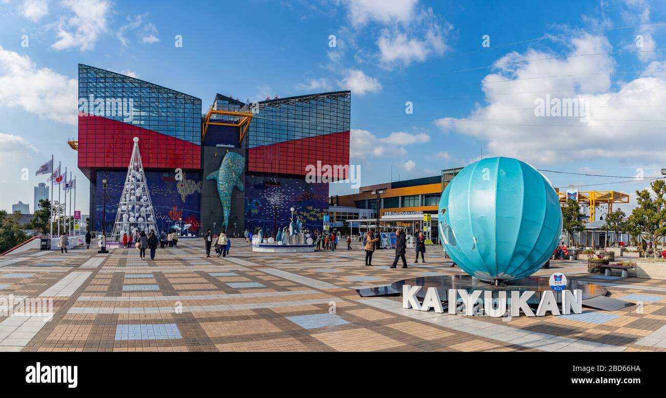Ein Panoramabild des Osaka Aquariums Kaiyukan. Stockfoto