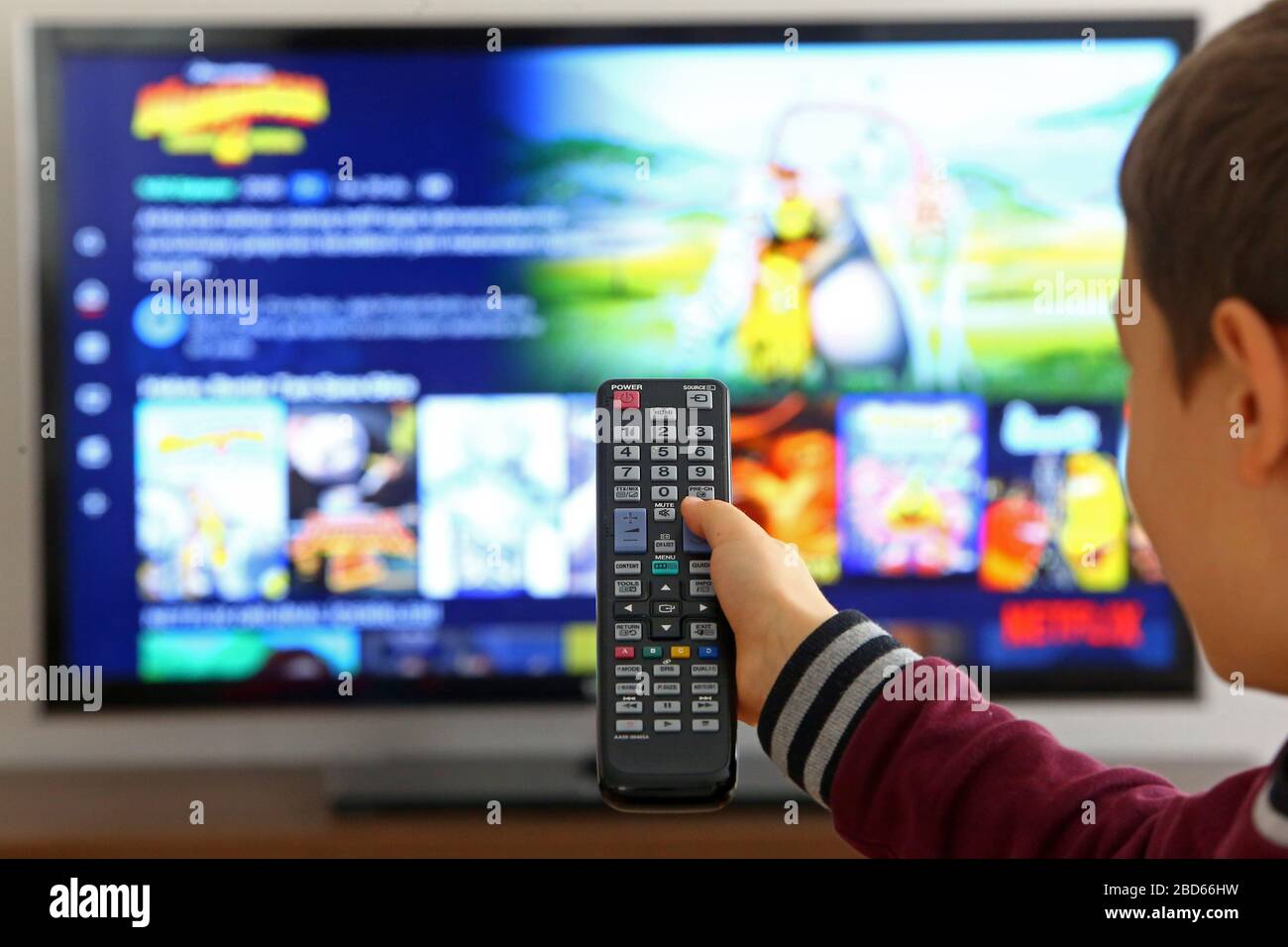 April 2020. Kinder verwenden die Neflix-Anwendung auf ihrem Fernseher. Netflix ist ein amerikanisches Unterhaltungsunternehmen, das sich auf Streaming-Medien spezialisiert hat. Stockfoto