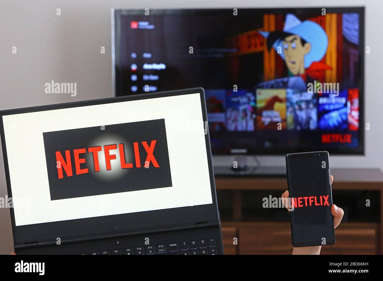 April 2020. Kinder verwenden die Neflix-Anwendung auf ihrem Fernseher. Netflix ist ein amerikanisches Unterhaltungsunternehmen, das sich auf Streaming-Medien spezialisiert hat. Stockfoto