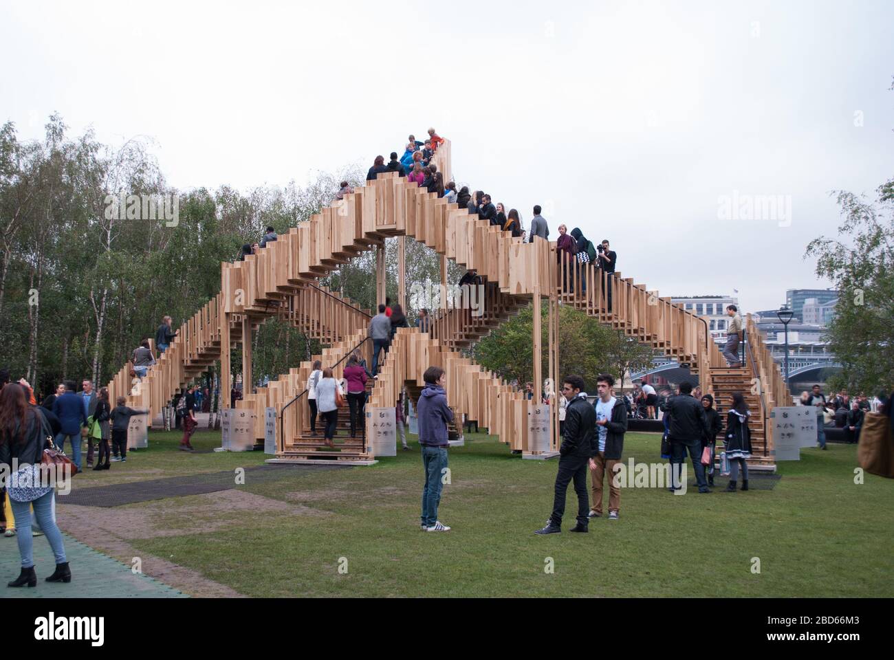 Esher Staircase Endless Stair, Tate Modern Lawn, Bankside, London SE1 9TG von drmm Architects Arup Engineered Timber Cross Laminated Timber Stockfoto