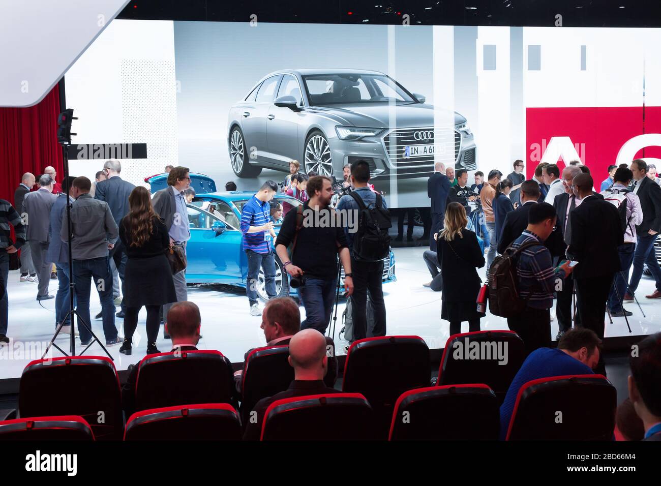 GENF, SCHWEIZ - 6. März 2018: Reporter warten auf Pressekonferenz, um auf dem Audi-Messeplatz in der 88. Internationalen Automobilmesse in Genf zu beginnen Stockfoto