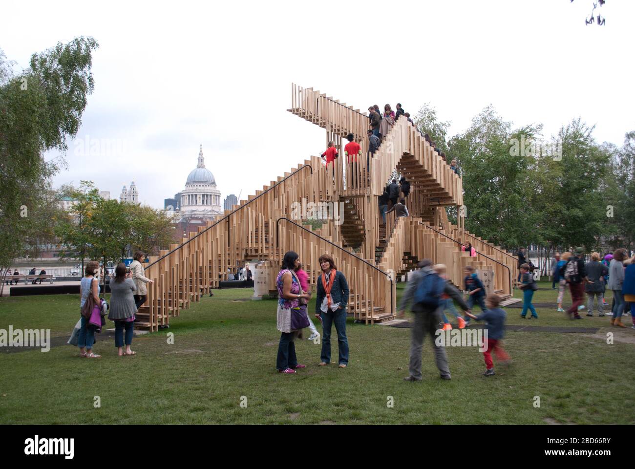 Esher Staircase Endless Stair, Tate Modern Lawn, Bankside, London SE1 9TG von drmm Architects Arup Engineered Timber Cross Laminated Timber Stockfoto