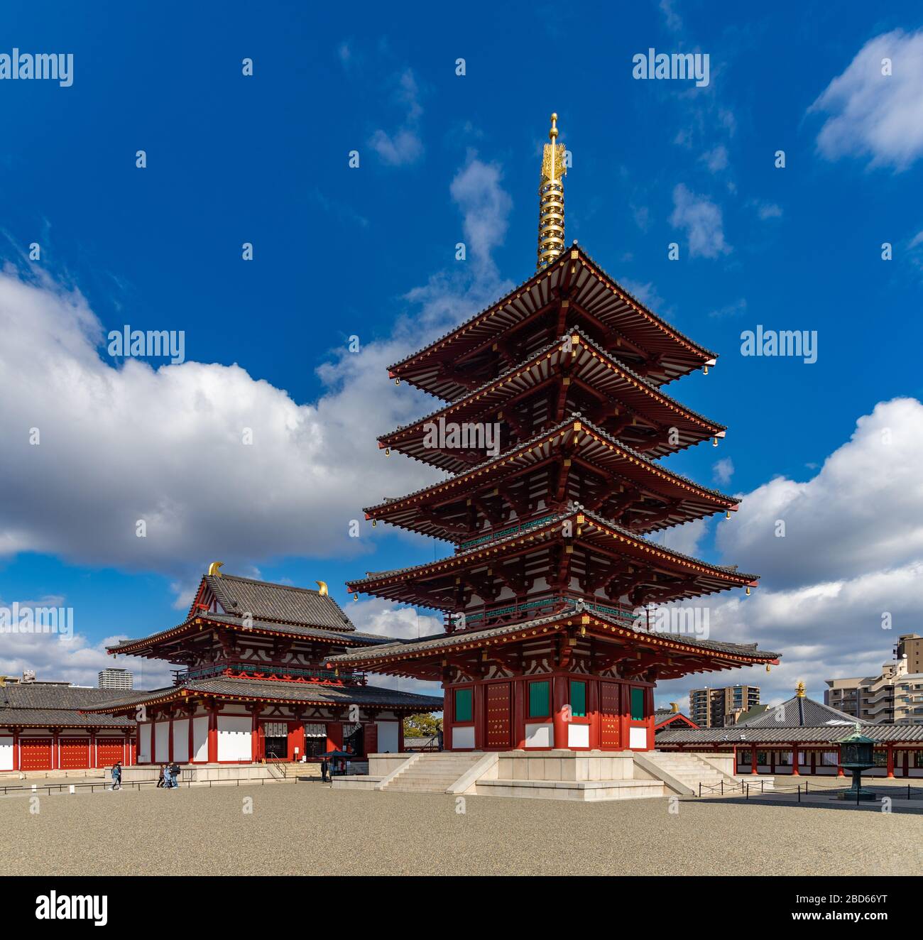 Ein Panoramabild der Pagode des Shitenno-JI-Tempels, wie sie von der Innenseite des Tempels aus zu sehen ist. Stockfoto