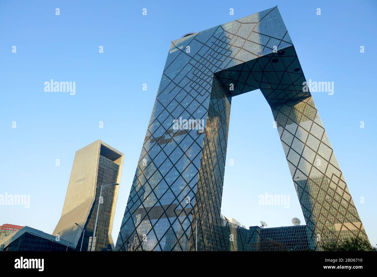 Der CCTV-Turm von Peking, China. CCTV-Hauptquartier während des blauen Tages in Peking ist das CCTV-Gebäude eine Schleife aus sechs horizontalen und vertikalen Abschnitten mit einer Gesamtfläche von 473,000 qm. 4. April 2020 Stockfoto