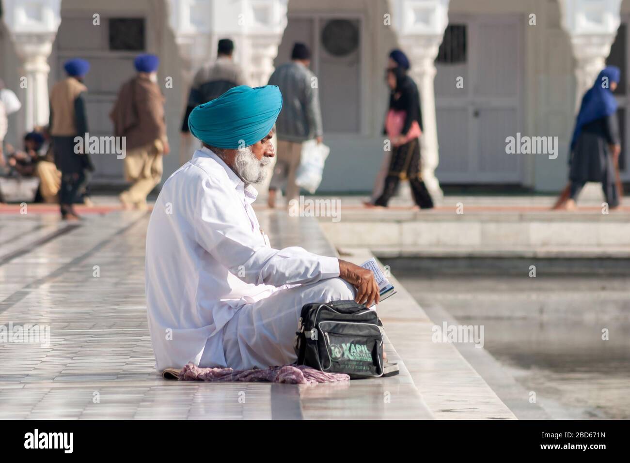 Sikh im goldenen Tempel betend Stockfoto