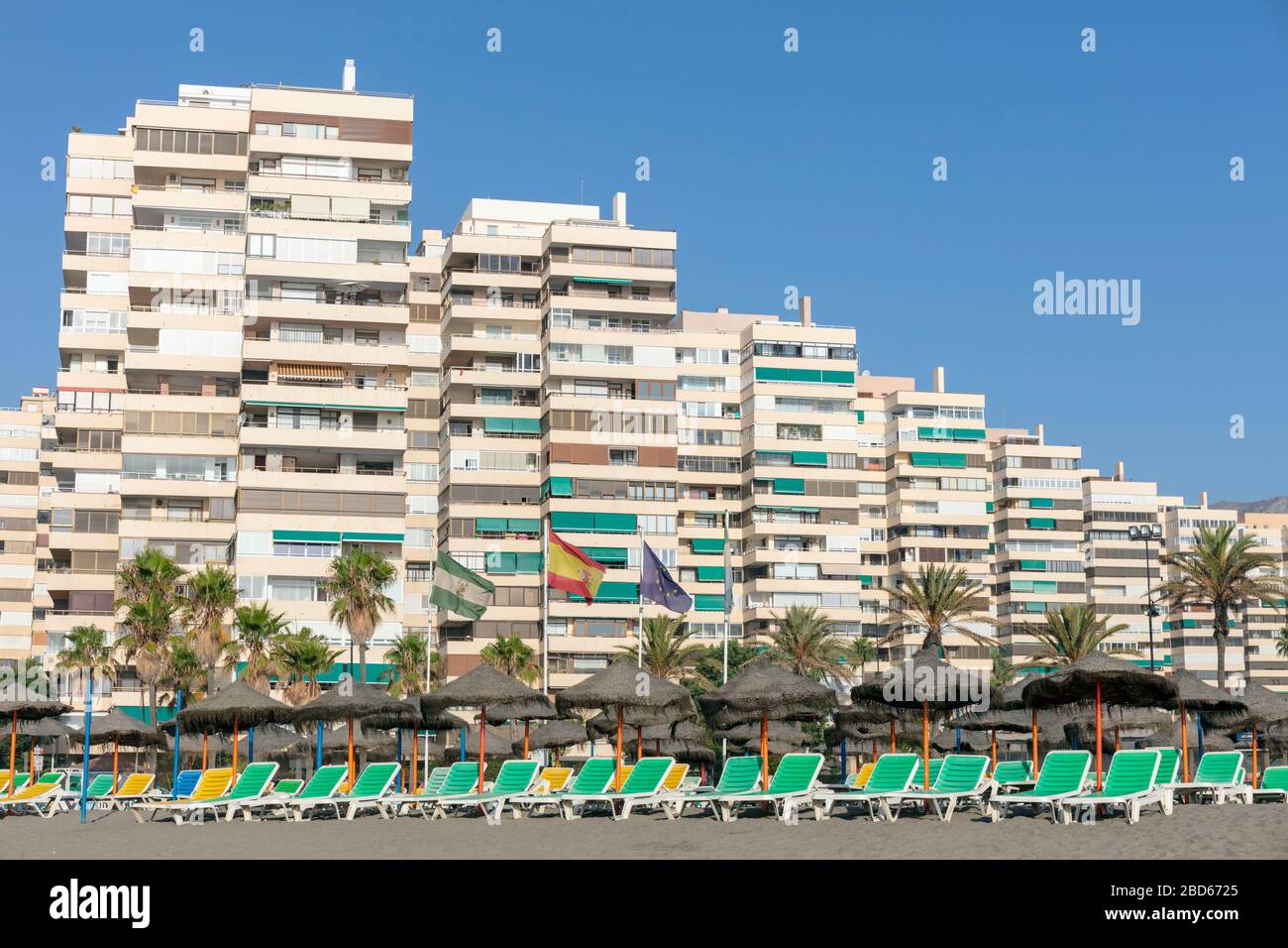Leerer Strand. Sonnenschirme und leere Sonnenliegen am Playamar-Strand, Torremolinos, Costa del Sol, Provinz Málaga, Andalusien, Südspanien. Stockfoto