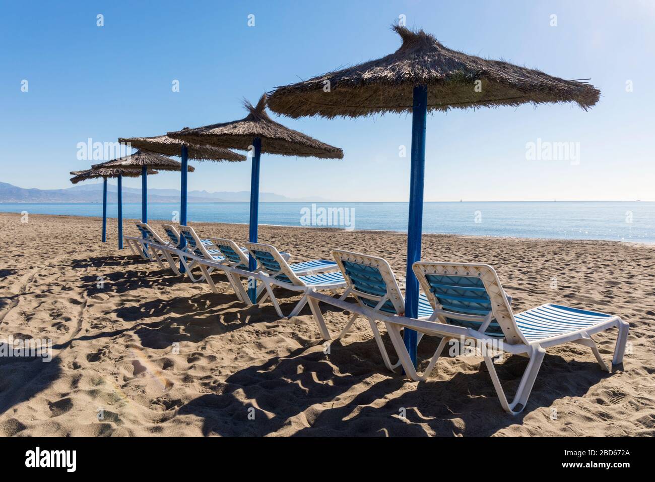 Leerer Strand. Playamar-Strand am frühen Morgen, Torremolinos, Costa del Sol, Provinz Málaga, Andalusien, Südspanien. Stockfoto