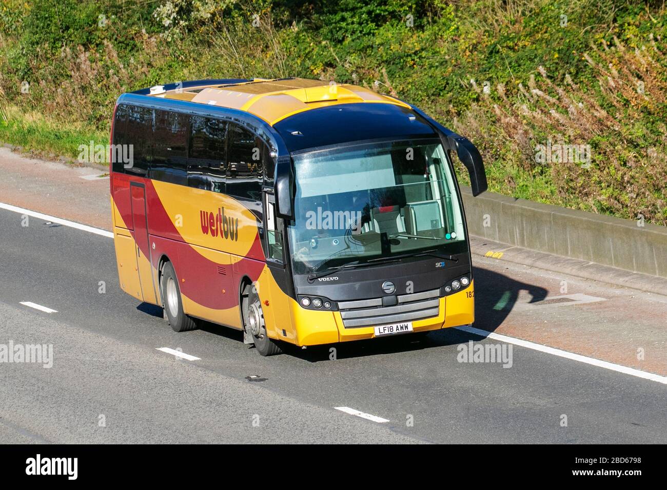 Westbus Coach Services Limited; Busbetreiber, der auf der Autobahn M6, Lancaster, Großbritannien fährt Stockfoto