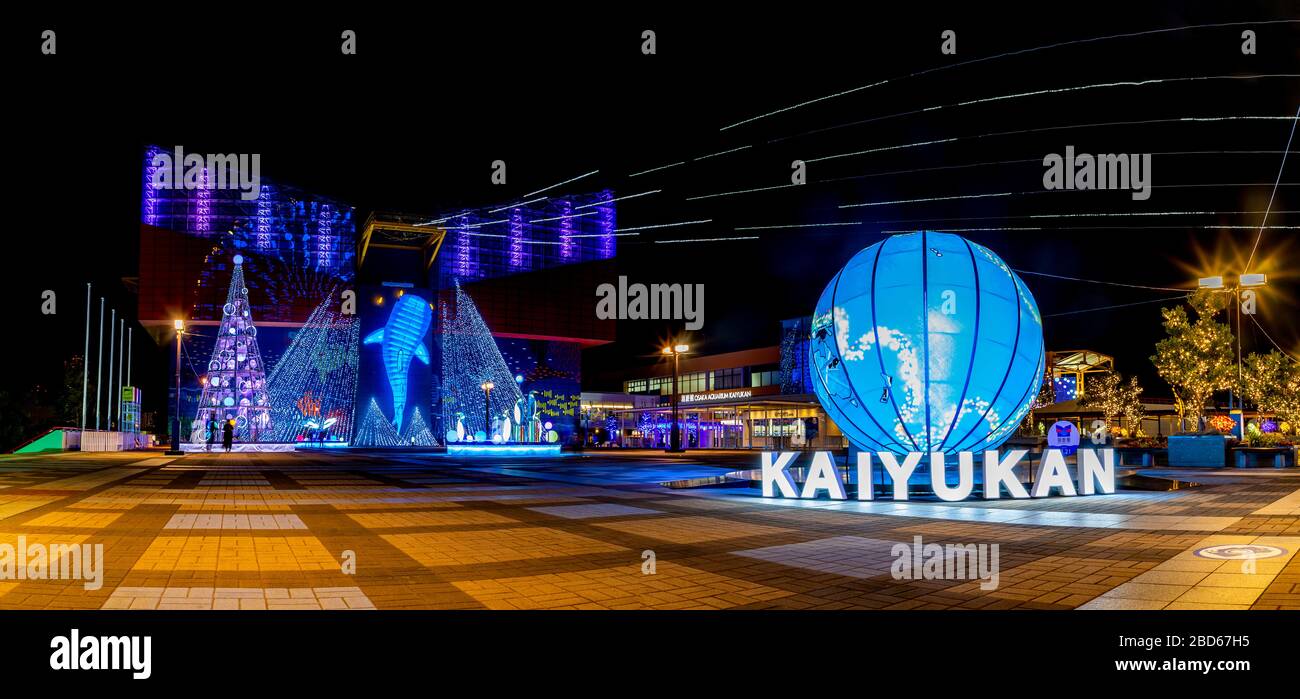 Ein Panoramabild des beleuchteten Osaka Aquariums Kaiyukan, nachts. Stockfoto