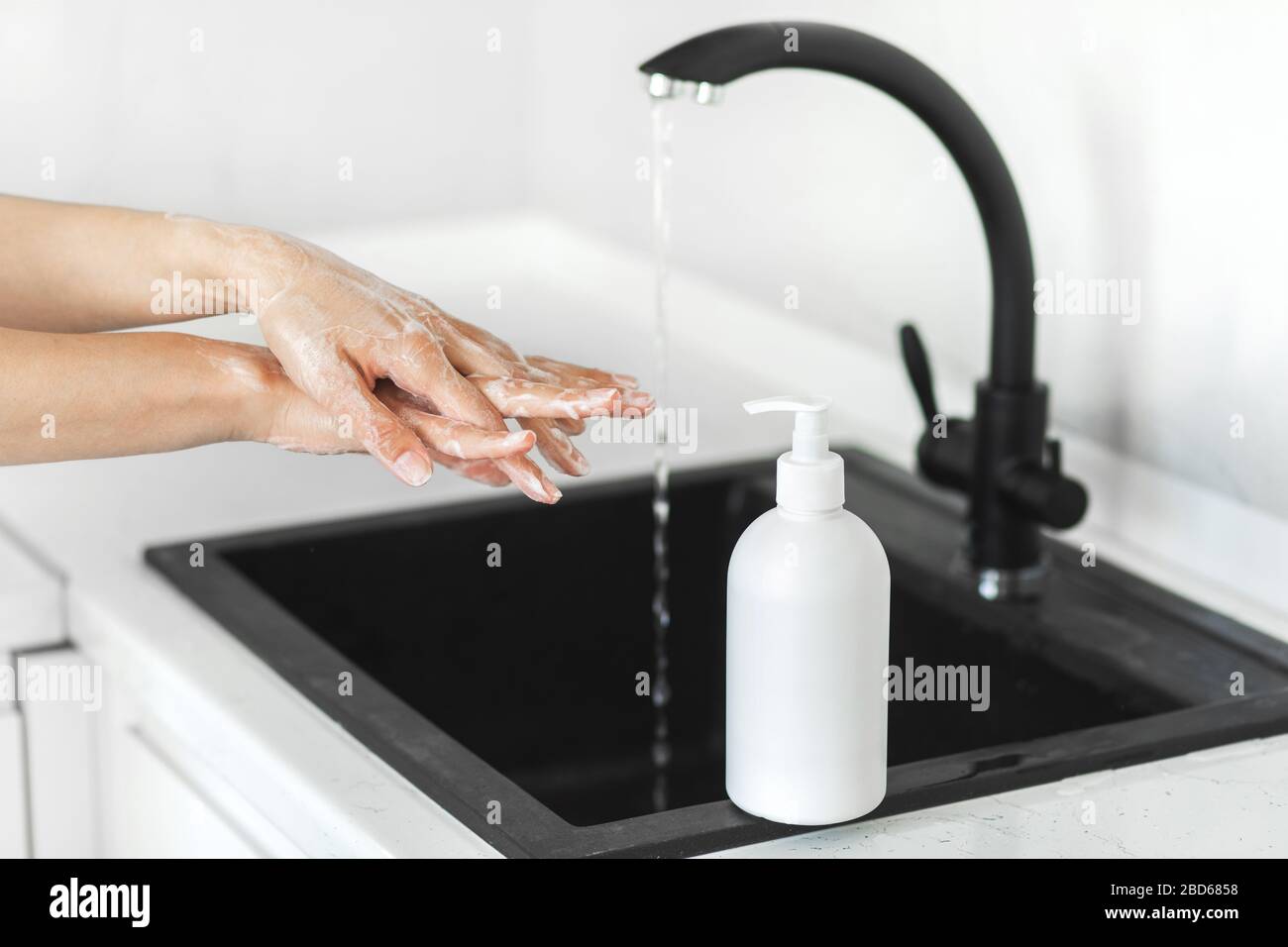 Prävention von Coronavirus. Hände mit Seife waschen und antiseptisch verwenden. Covid-19-Pandemie. Flasche mit antibakteriellem Reiniger. Stockfoto