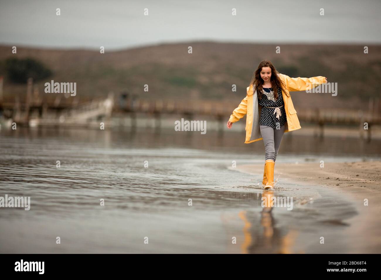 gummistiefel-in-wasser-m-dchen-kids-fotos-und-bildmaterial-in-hoher
