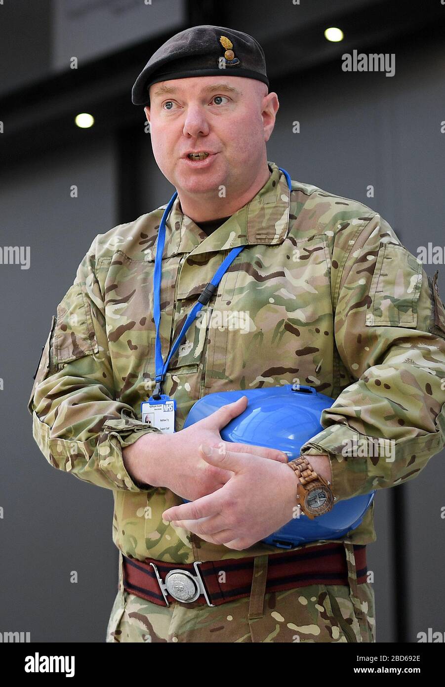 Major Matthew Fry von den Royal Engineers spricht mit den Medien im neuen temporären NHS Nightingale Hospital North West, das im Manchester Central Conference Center in Manchester gebaut wird, da Großbritannien weiterhin in Sperrungen bleibt, um die Ausbreitung des Coronavirus einzudämmen. Stockfoto