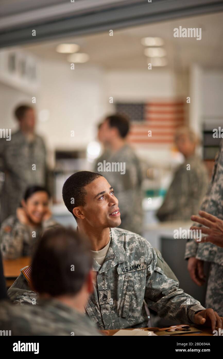 Gruppe von Soldaten entspannen sich und unterhalten sich in der Armeekanteen. Stockfoto