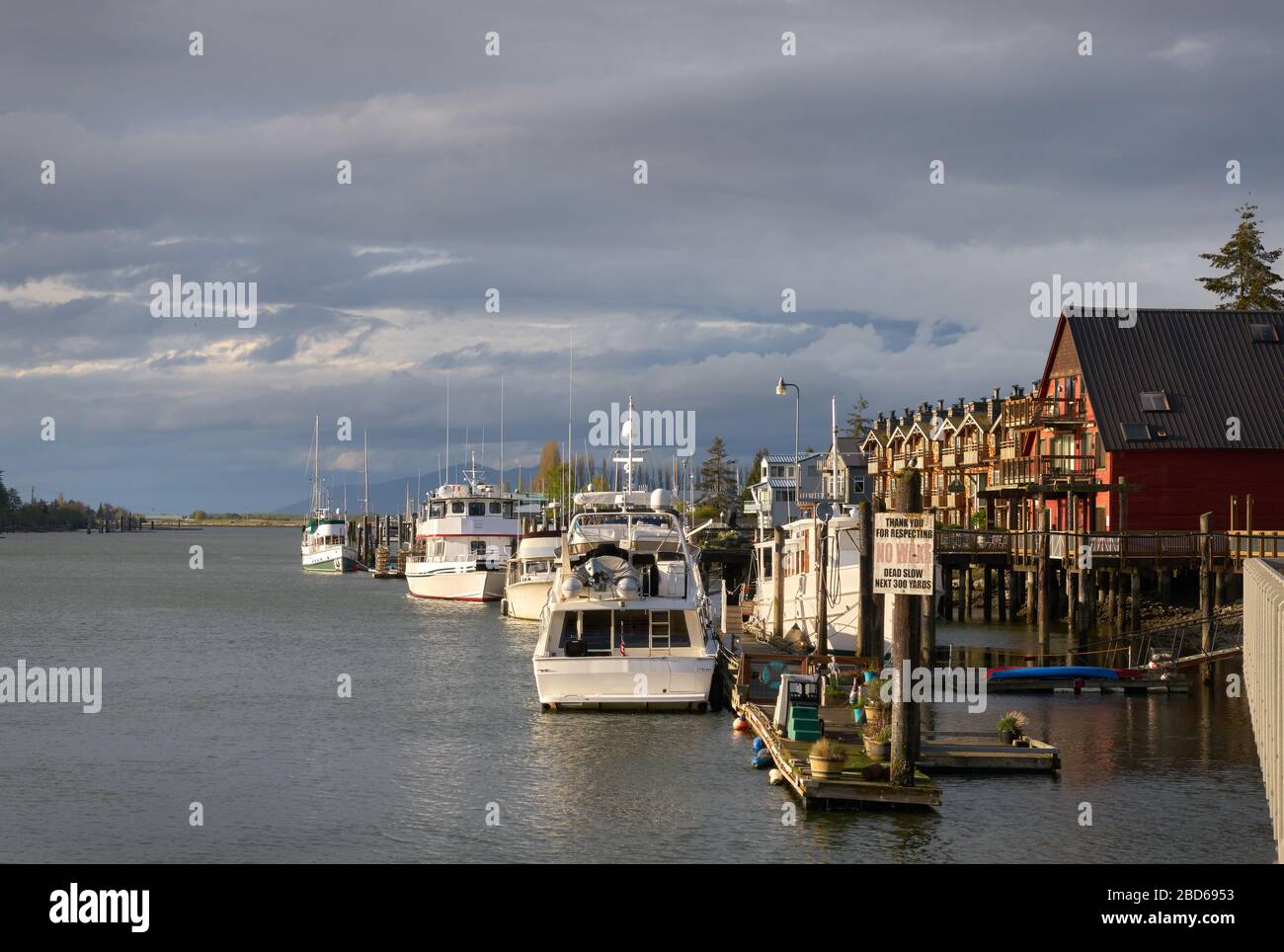 Swinomish Channel La Conner USA. Die La Conner Waterfront in der Sonne auf Swinomish Channel. Stockfoto