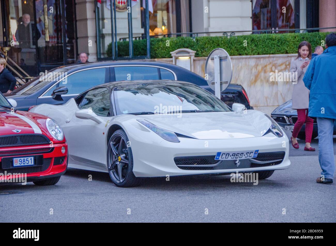 Prestige Cars parkte vor dem Cafe de Paris in Monte Carlo, Monaco. Stockfoto