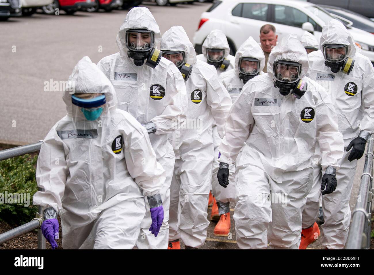 Soldaten der West Virginia Army National Guard kommen an, um medizinisches Personal mit COVID-19 zu unterstützen, Coronavirus, das am Eastbrook Center Pflegeheim am 6. April 2020 in Charleston, West Virginia, getestet wird. Stockfoto