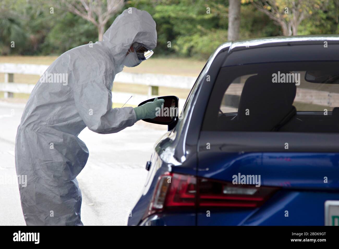 Mitglieder der Nationalgarde von Florida unterstützen bei der Untersuchung von Patienten im Drive-Through COVID-19 Mobile Testing Center im CBTS Amelia Earhart Park 6. April 2020 in Hialeah, Florida. Stockfoto