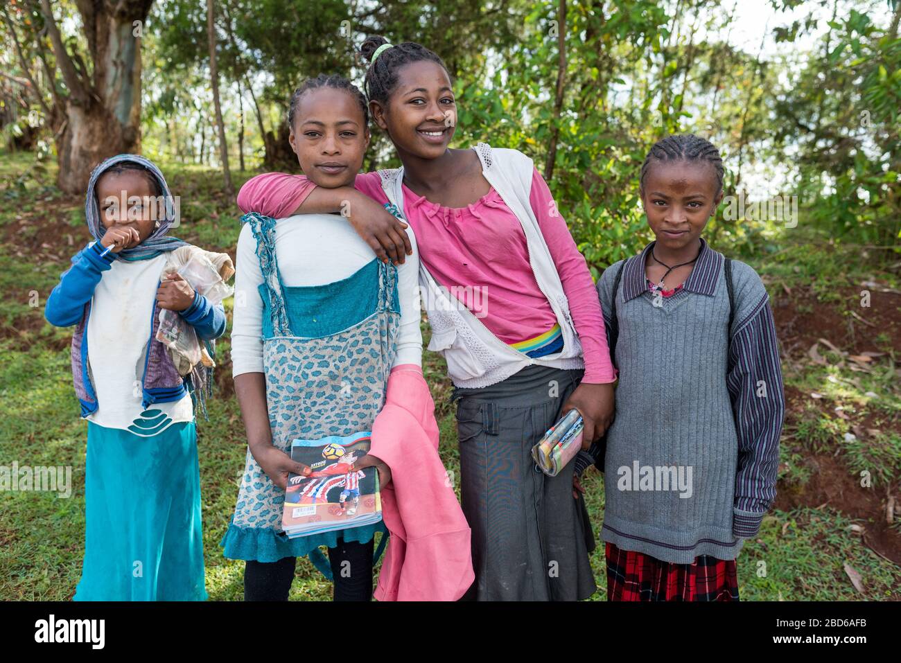 Freunde gehen zur Schule, Mitglieder der Dorze ethnischen Gruppe oder Stamm, Dorze, Äthiopien. Stockfoto
