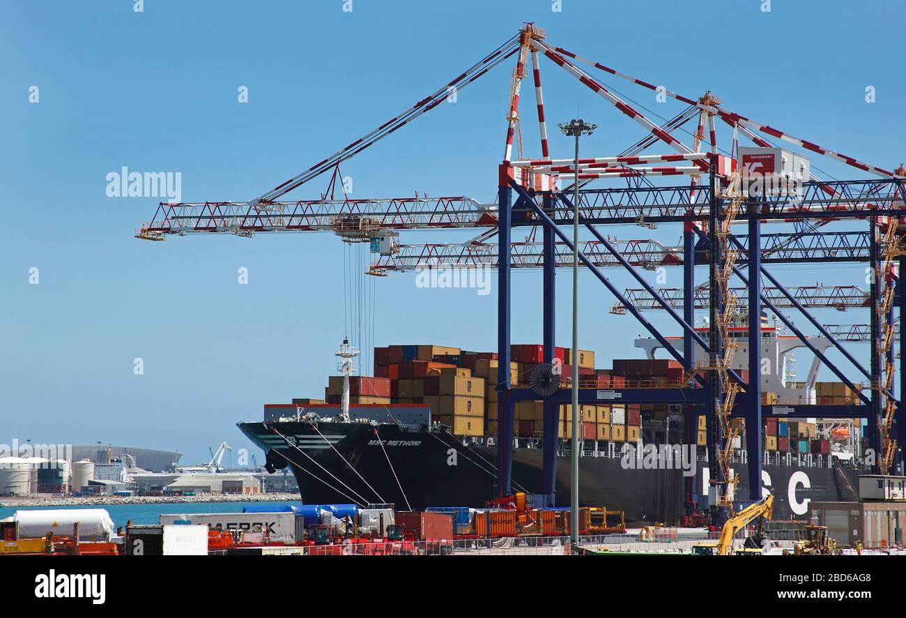 Containerschiffe werden im Hafen von Kapstadt abgeladen Stockfoto