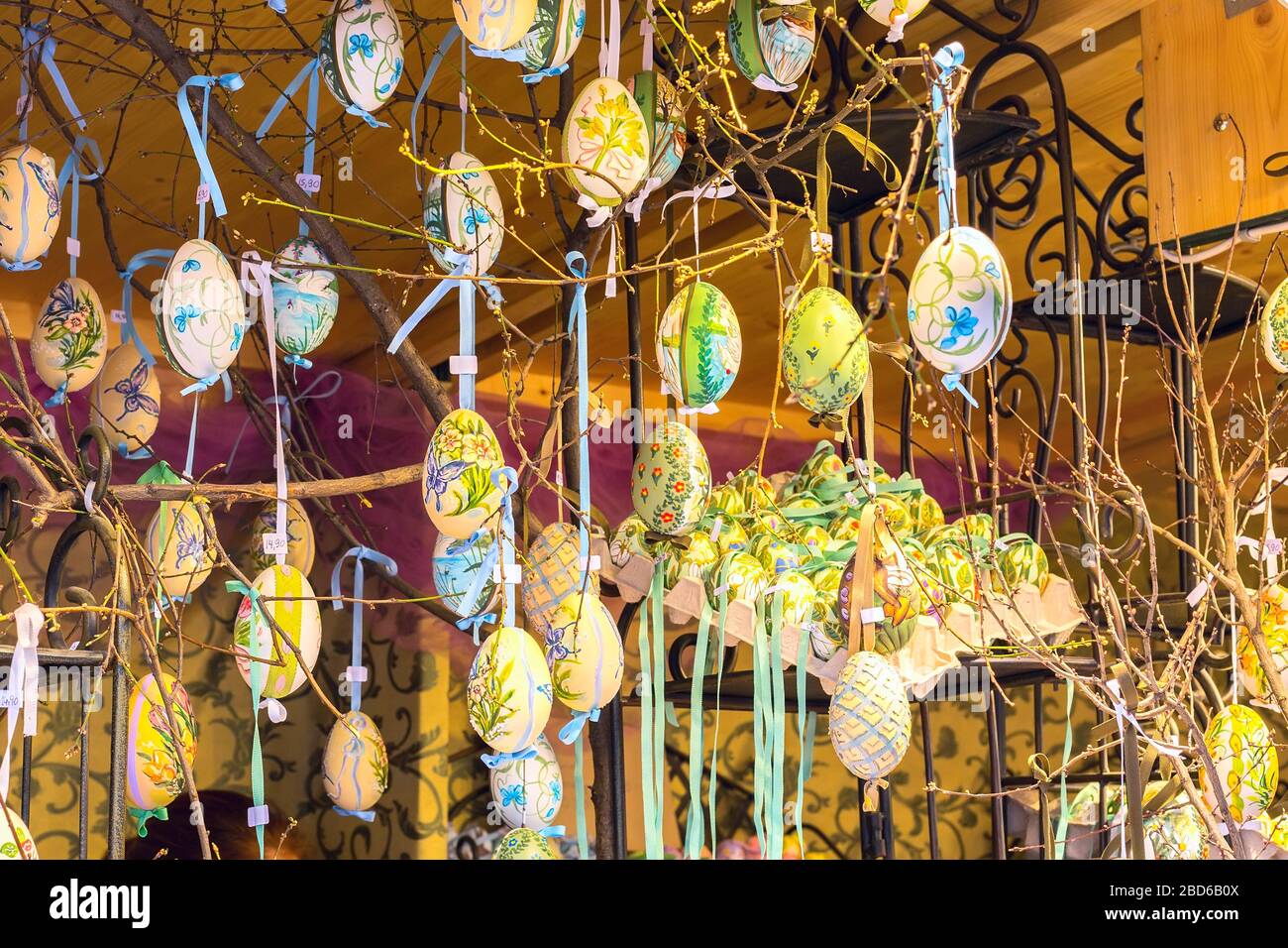 Wien, Österreich - 5. April 2015: Bunte gemalte Ostereier auf dem Baum auf dem traditionellen europäischen Markt Stockfoto