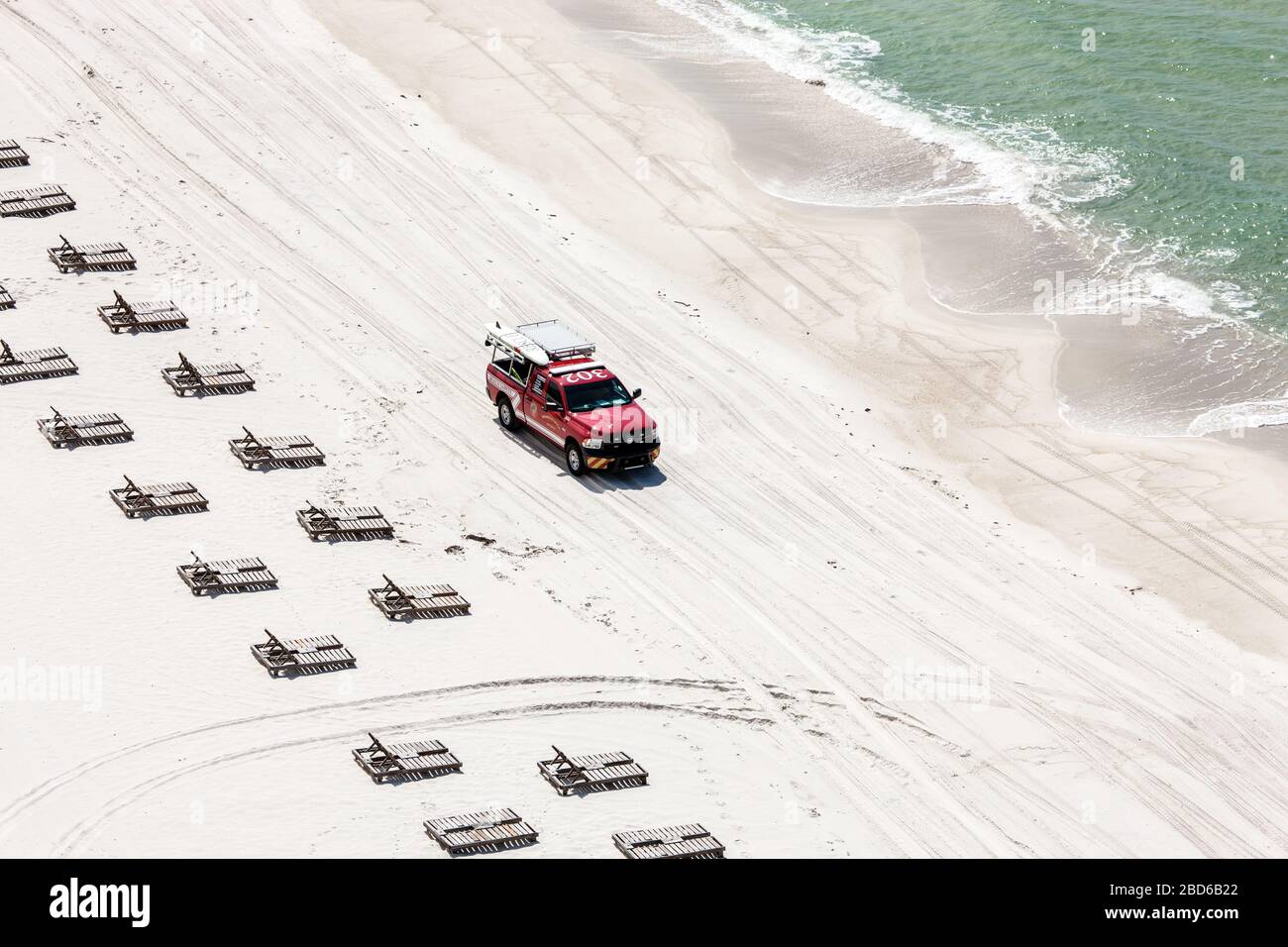 Ein Ersthelfer patrouilliert am Strand Stockfoto