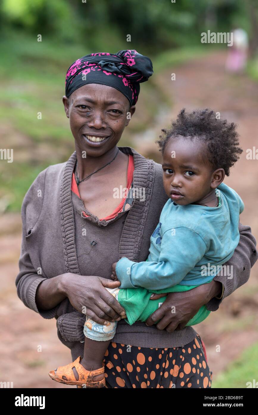 Großmutter trägt Enkeltochter auf den Markt, Mitglieder der Dorze ethnischen Gruppe oder Stamm, Dorze, Äthiopien. Stockfoto