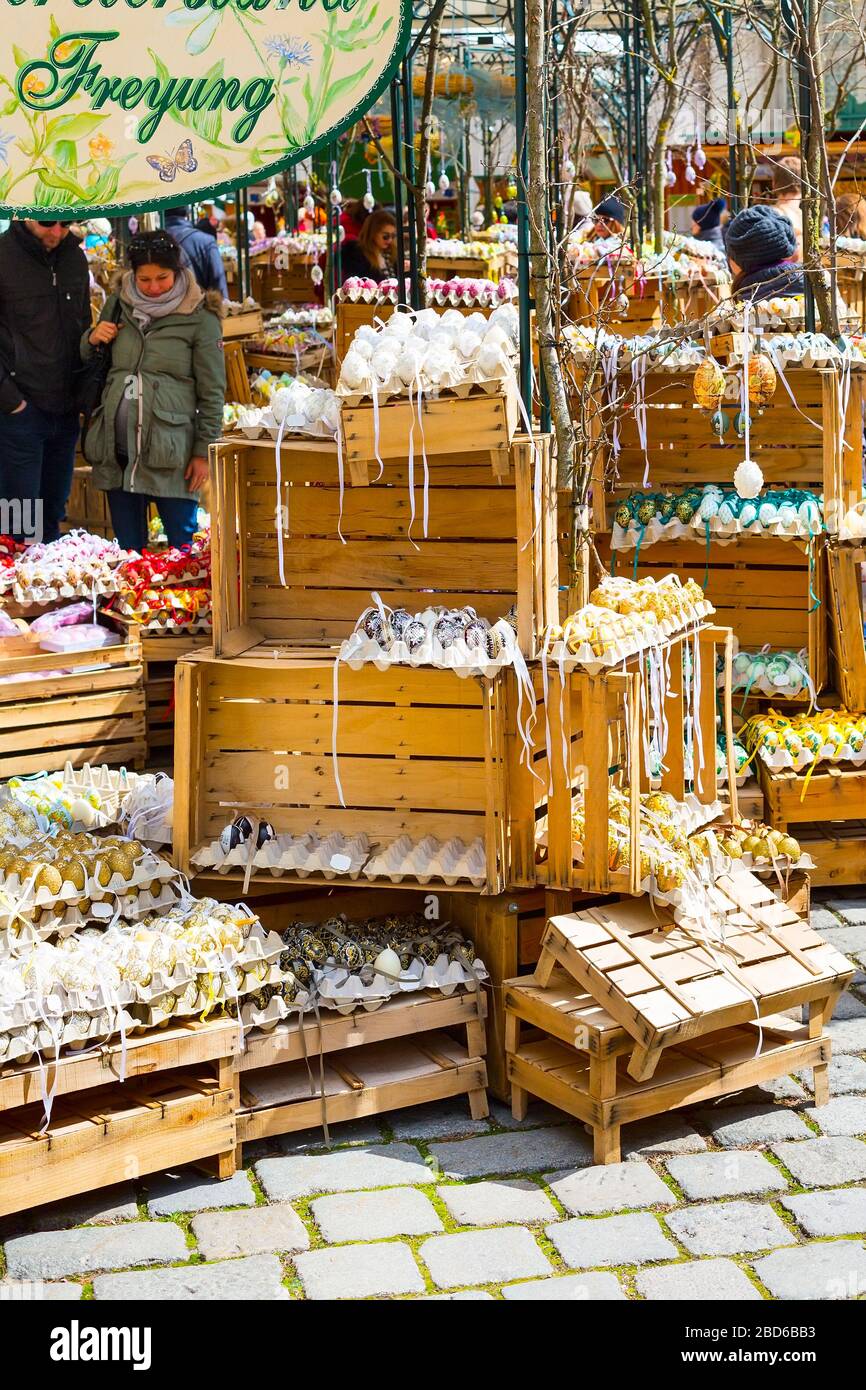 Wien, Österreich - 5. April 2015: Menschen, die auf dem traditionellen europäischen Freyung-Markt gemalte Ostereier kaufen Stockfoto