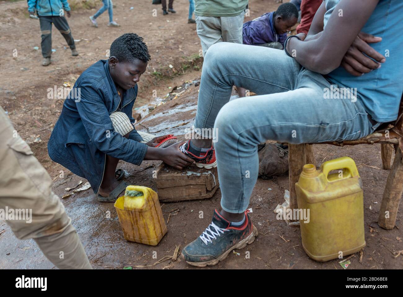 Junger Mann reinigt glänzt Schuhe am Markttag, Mitglied der Dorze ethnischen Gruppe oder Stamm, Dorze, Äthiopien. Stockfoto