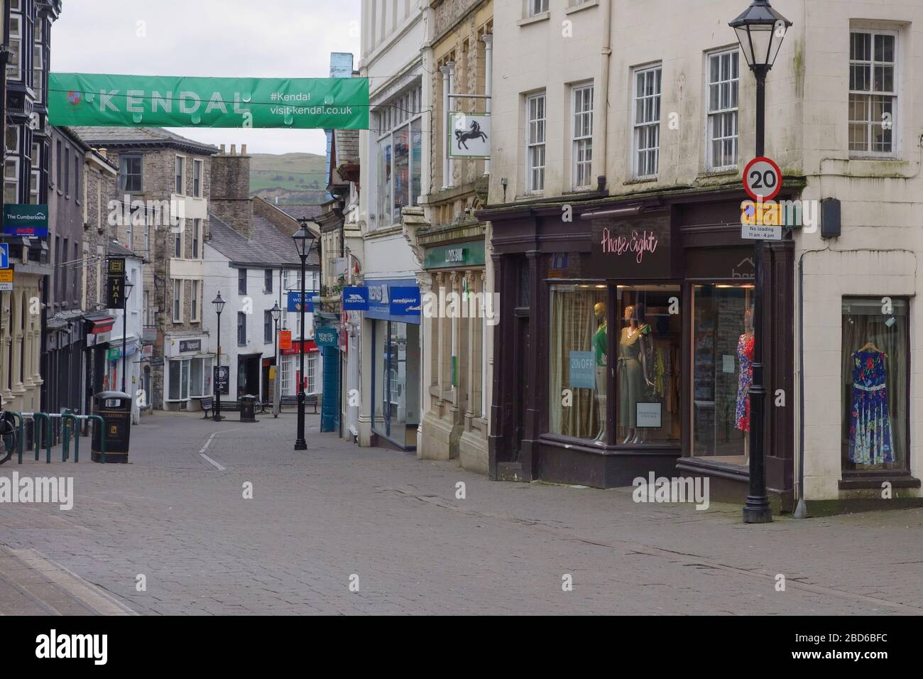 Leere Straße als Folge des Corona Virus in Kendal, Großbritannien Stockfoto