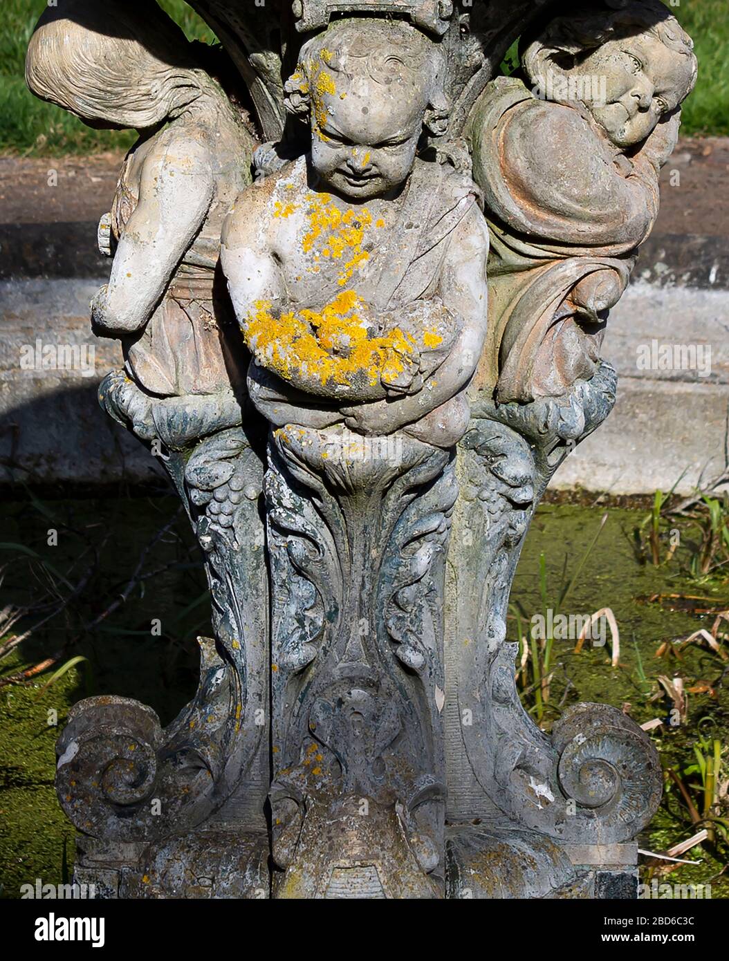 Nahaufnahme der Cherub-Statue auf dem Brunnen Stockfoto