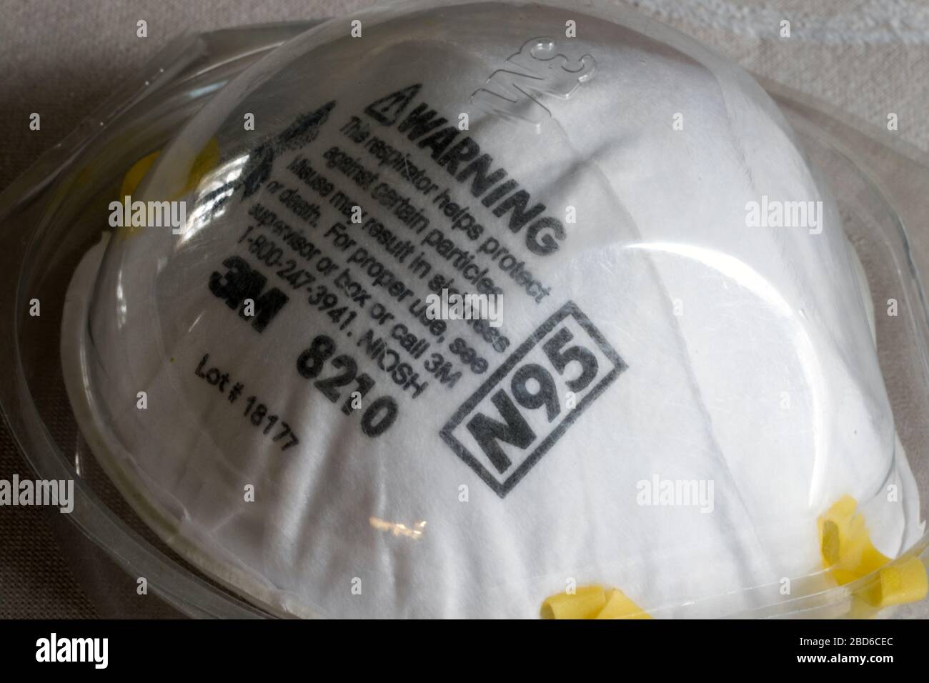 Nahaufnahme eines isolierten Bildes einer 3M N95-Maske in der Verpackung. Stockfoto