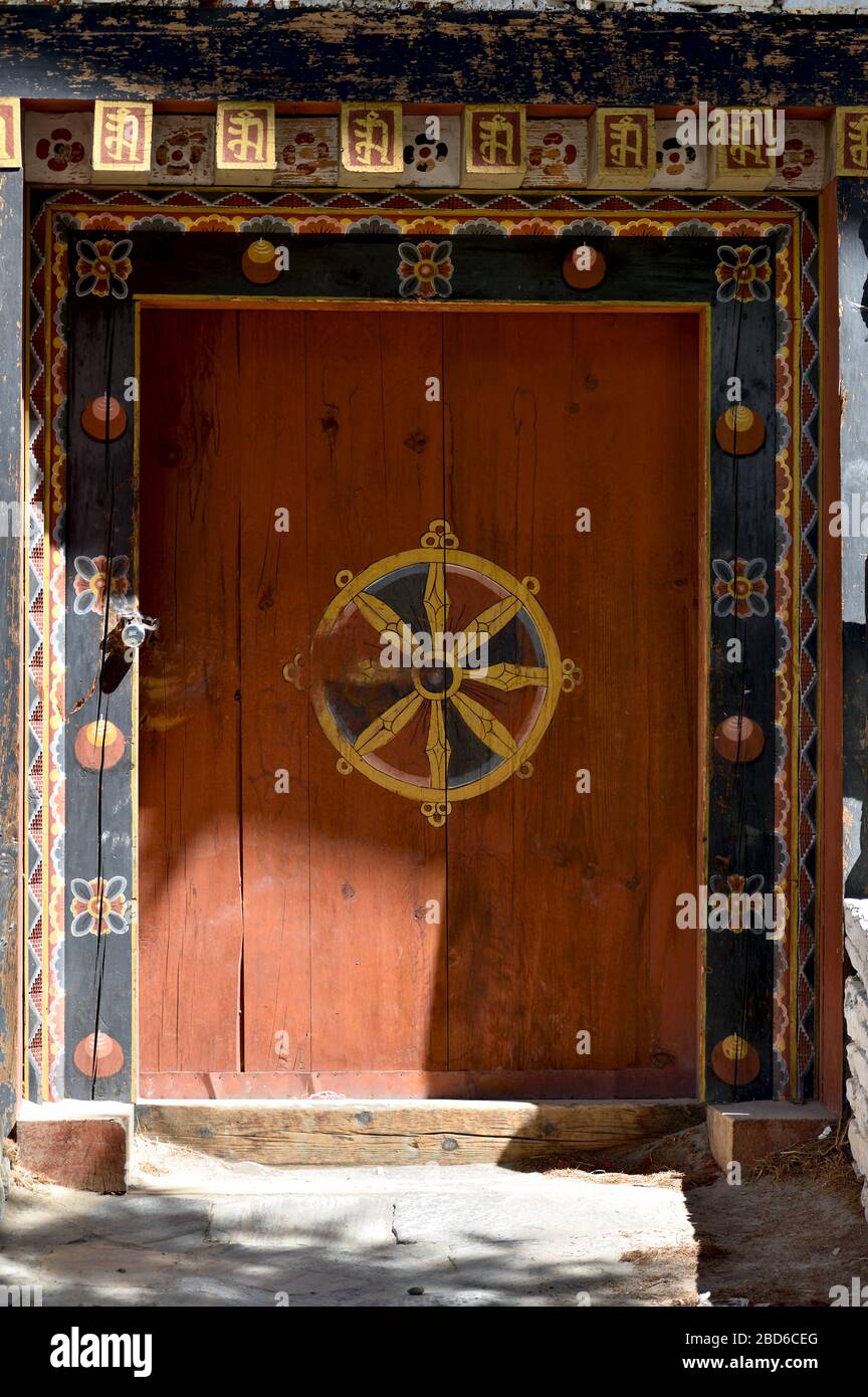 Die Tür an der eisernen Kettenbrücke im Distrikt Paro in Bhutan. Stockfoto