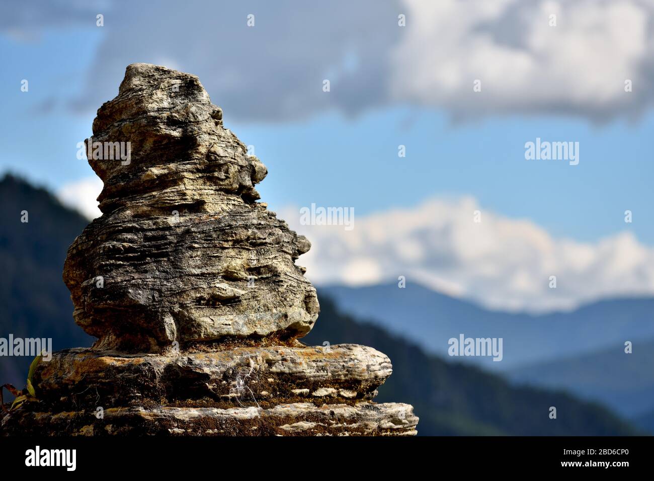 Ein Felsen, der auf dem Weg zum Paro Taktsang in Paro, Bhutan, gefunden wurde. Stockfoto