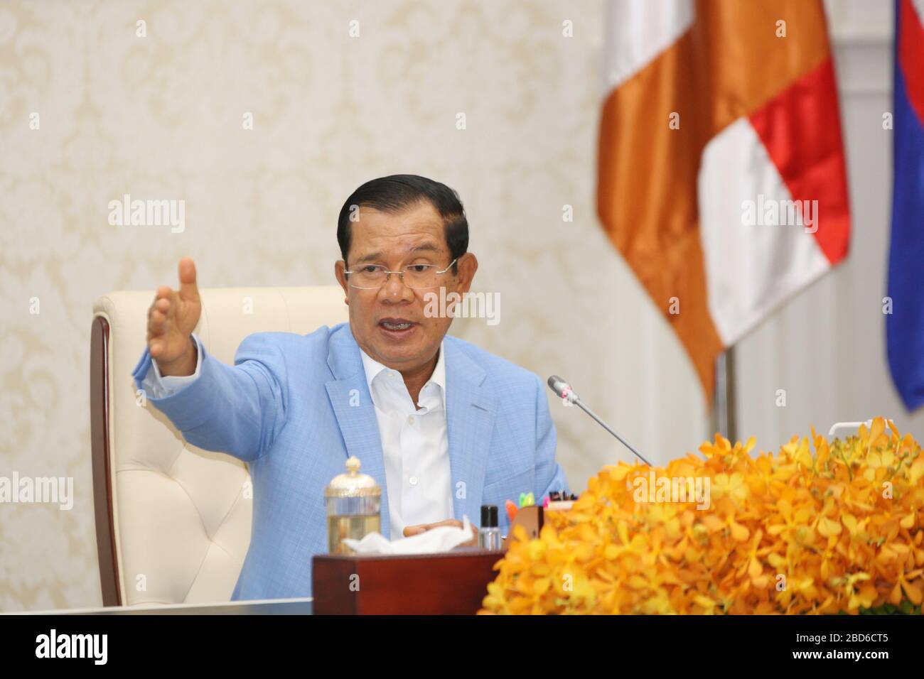 (200407) -- PHNOM PENH, 7. April 2020 (Xinhua) -- der kamboische Premierminister Samdech Techo Hun Sen spricht auf einer Pressekonferenz über die aktuelle Situation der COVID-19 in Phnom Penh, Kambodscha, 7. April 2020. Der kamboische Premierminister Samdech Techo Hun Sen sagte am Dienstag, dass die gegenseitige Hilfe zwischen Kambodscha und China in der Zeit der COVID-19-Pandemie die bilateralen Beziehungen zu neuen Höhen gebracht habe. (Foto von Li Lay/Xinhua) Stockfoto