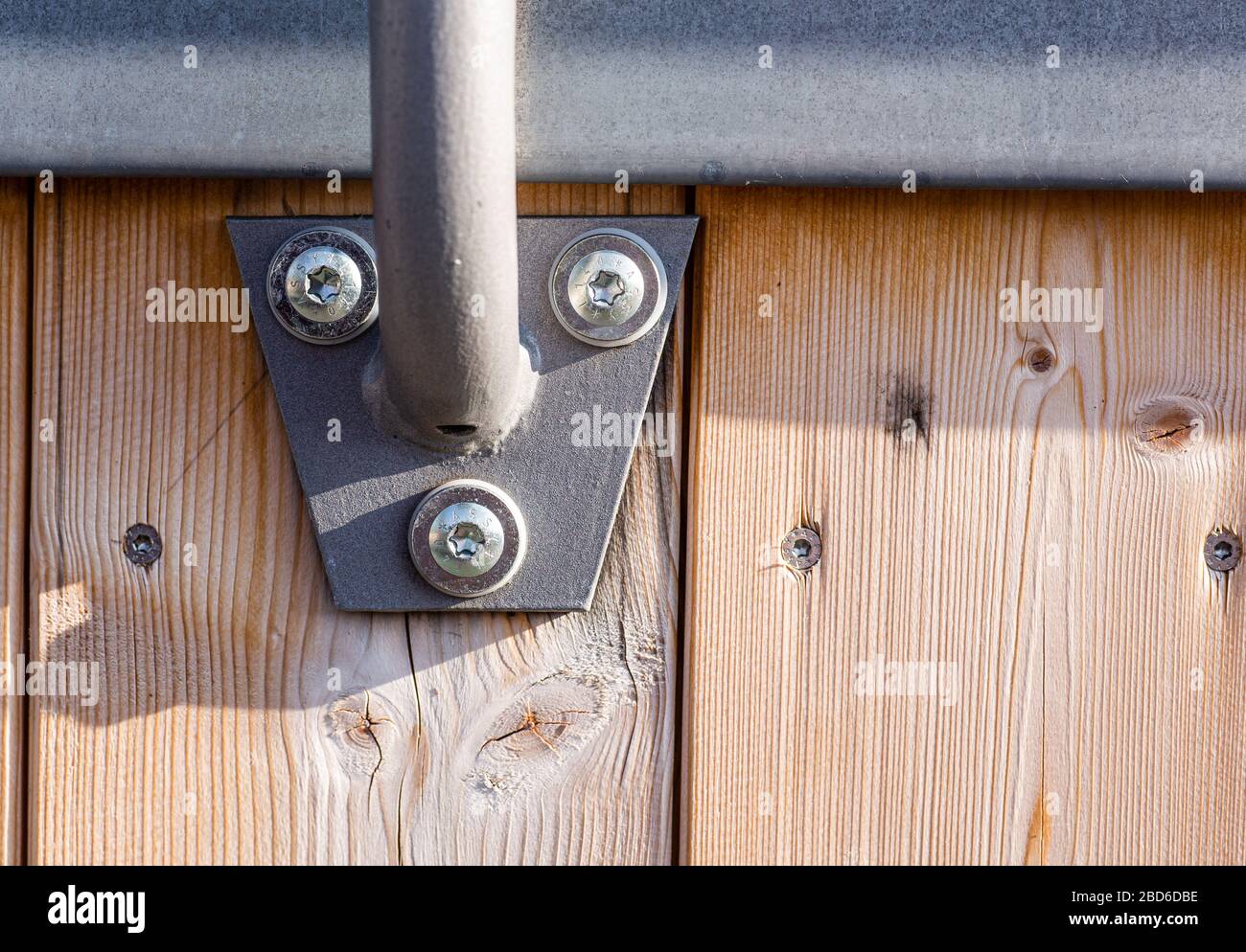 Strukturelemente der Brücke. Holzbalustrade. Stahlbefestigungen. Die renovierte Brücke. Konstruktionsdetails. Stahlschrauben. Stockfoto