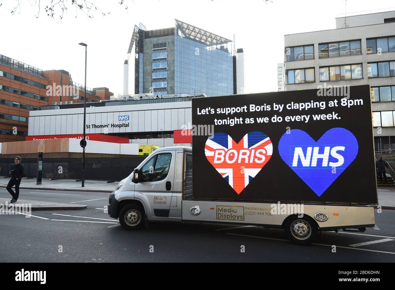 Reklametafel van außerhalb des St Thomas' Hospital in Central London, wo Premierminister Boris Johnson sich in der Intensivstation befindet, da seine Coronavirus-Symptome andauern. Stockfoto