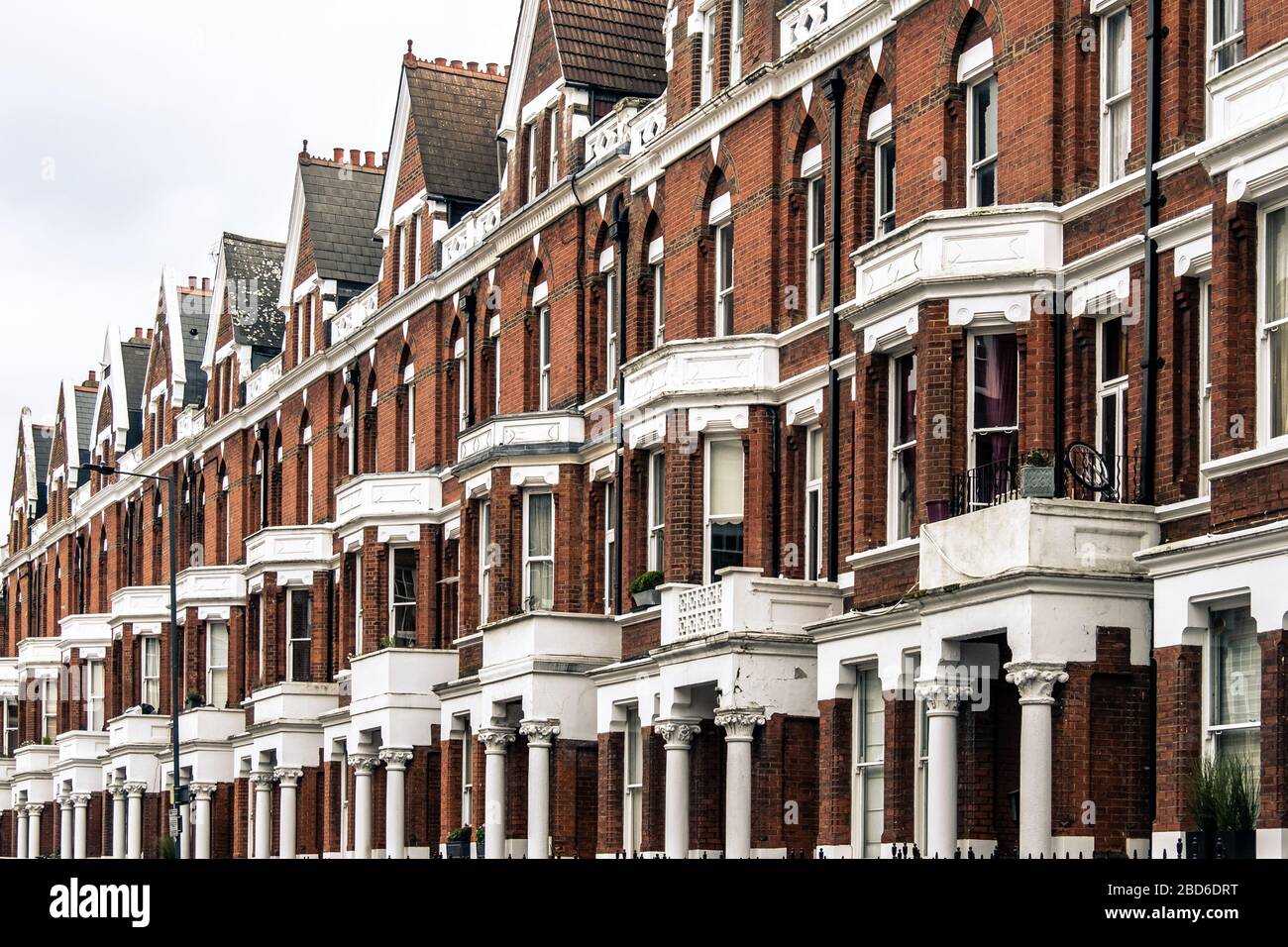 Straße typischer Reihenhäuser - London UK Stockfoto