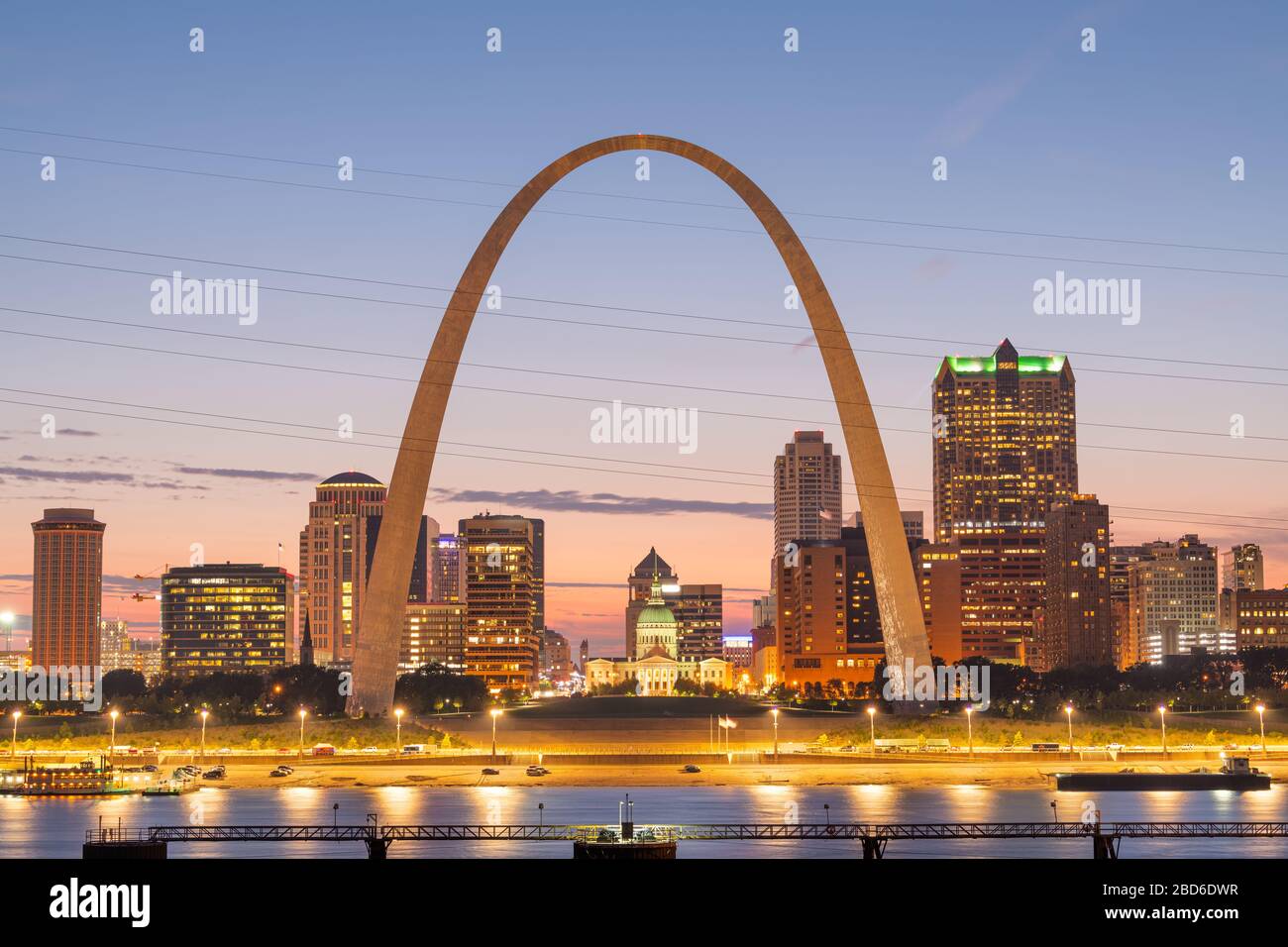 St. Louis, Missouri, USA downtown Stadtbild auf dem Mississippi Fluss in der Dämmerung. Stockfoto
