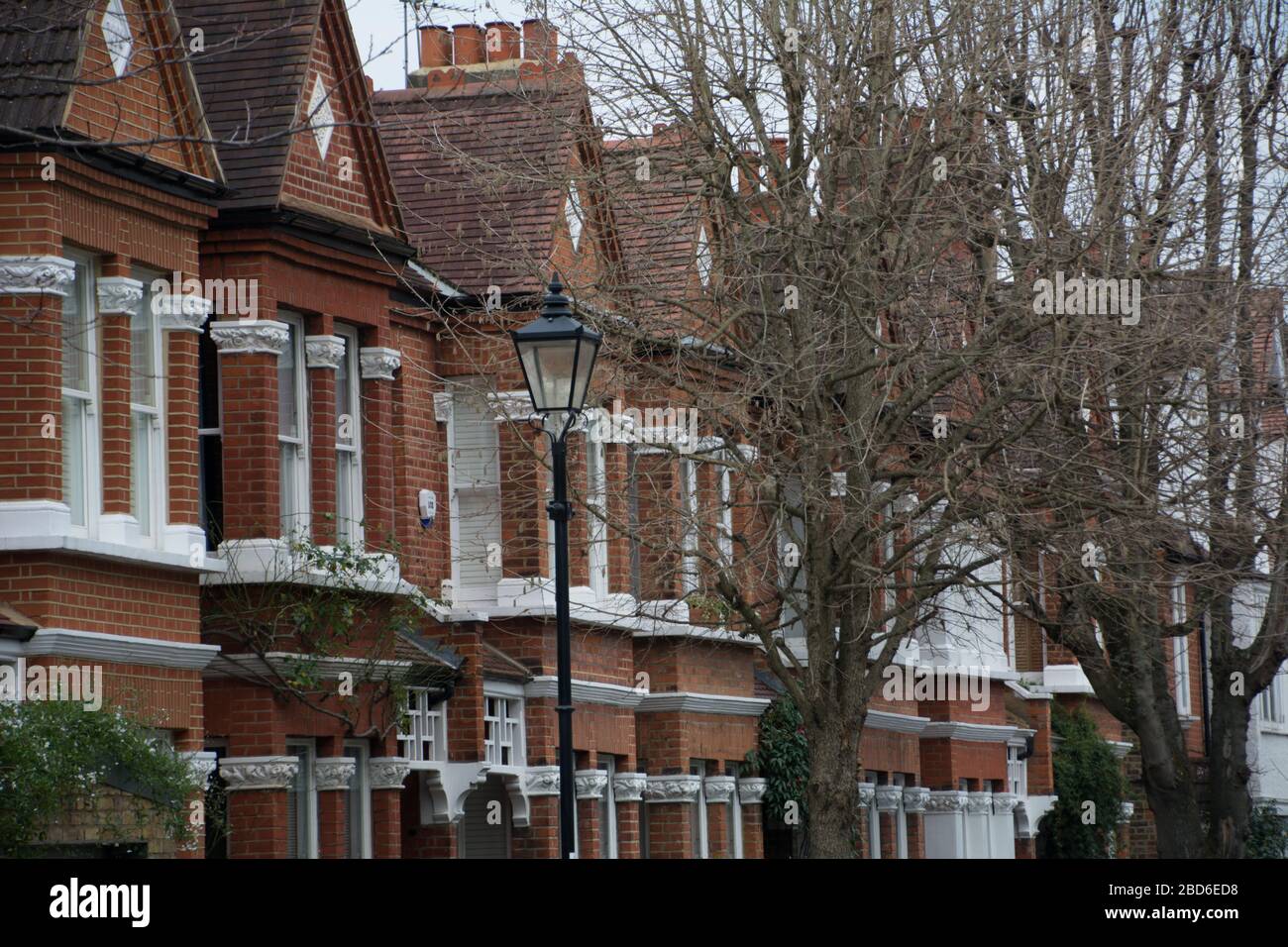Typische Reihe von Reihenhäusern im Südwesten Londons Stockfoto