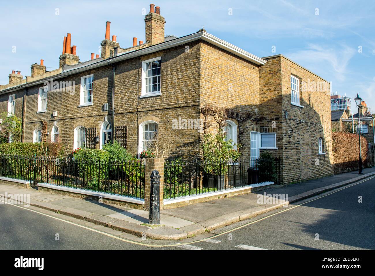 Eine Straße mit Häusern in Hammersmith im Südwesten Londons Stockfoto