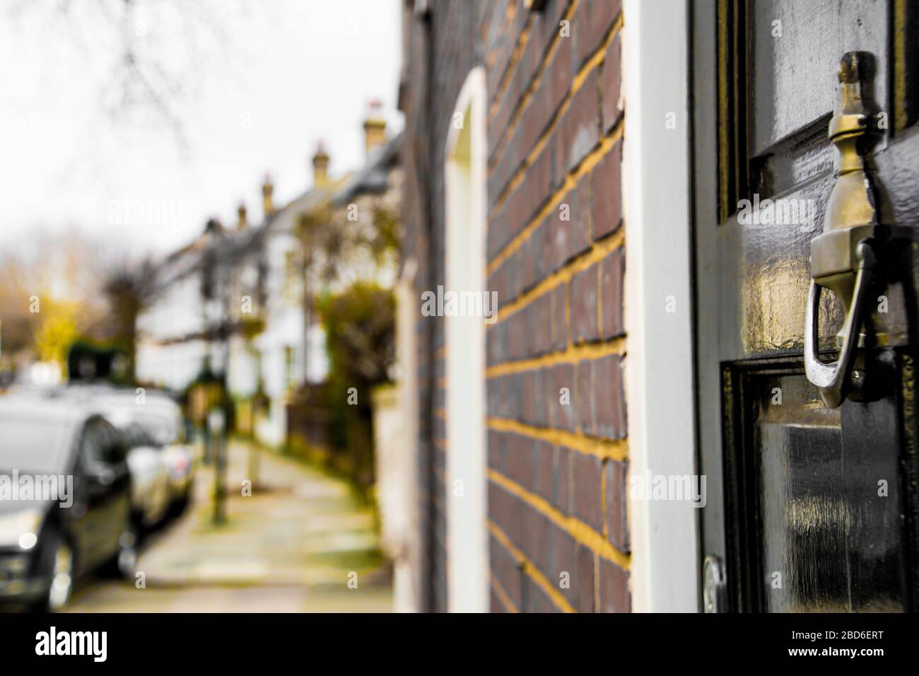 Die typische Straße britischer Wohnhäuser konzentrierte sich auf die Haustür Stockfoto