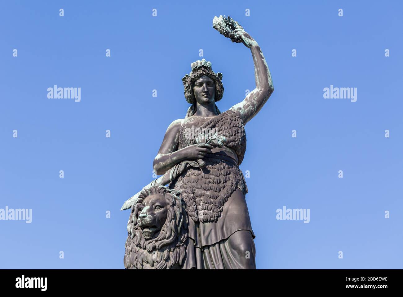 Nahaufnahme der Bayern-Statue mit Löwe. Personifikation der bayerischen Heimat. Wahrzeichen Münchens. Von Leo von Klenze. Blauer Himmel Hintergrund. Stockfoto