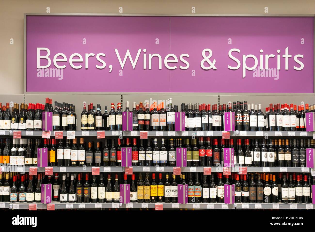 Ein großes Schild, das Bier, Wein und Spirituosen, mit Weinflaschen unten im Waitrose Supermarkt, Großbritannien, anwirbt Stockfoto