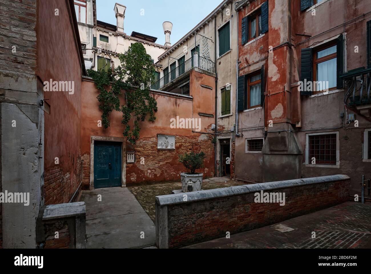 Venedig Italien - 19. September 2020: Typisches Viertel im Herzen Venedigs mit farbigen Gebäuden Stockfoto