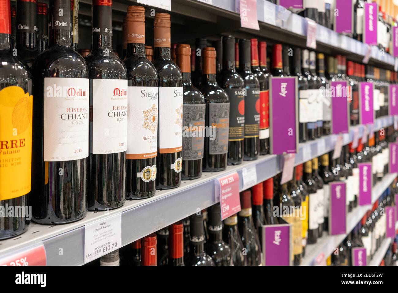 Rotweinflaschen auf dem Display in Regalen zum Verkauf mit Herkunftslandetiketten im Waitrose Supermarkt, Großbritannien. Thema - Alkohol, Alkoholismus, sucht Stockfoto