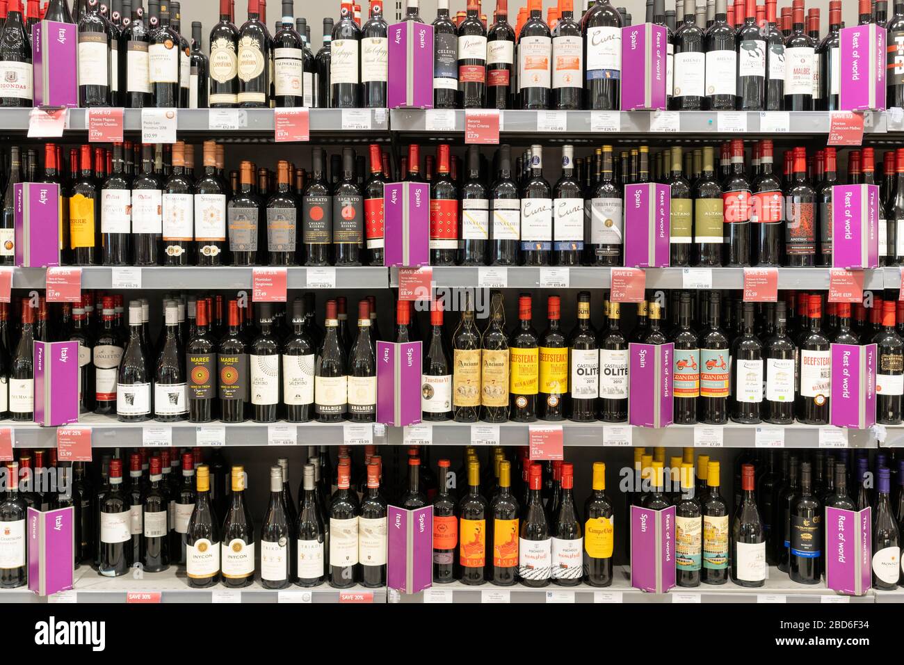 Rotweinflaschen auf dem Display in Regalen zum Verkauf mit Herkunftslandetiketten im Waitrose Supermarkt, Großbritannien. Thema - Alkohol, Alkoholismus, sucht Stockfoto